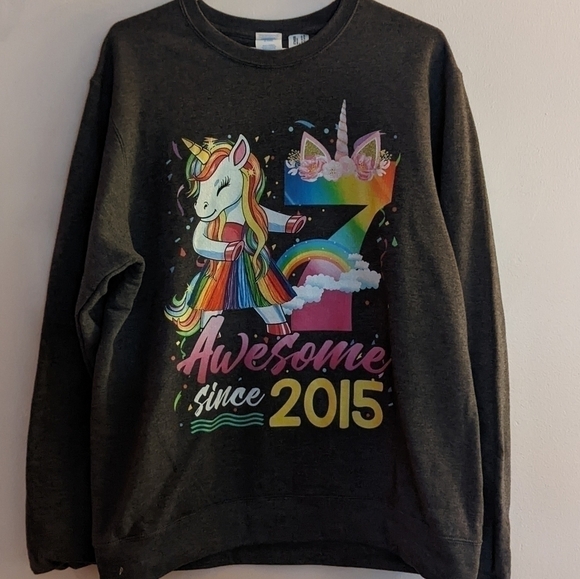 𝅺nwt Awesome Since 2015 Birthday Unicorn Sweatshirt Gray Medium Unisex - Picture 1 of 4